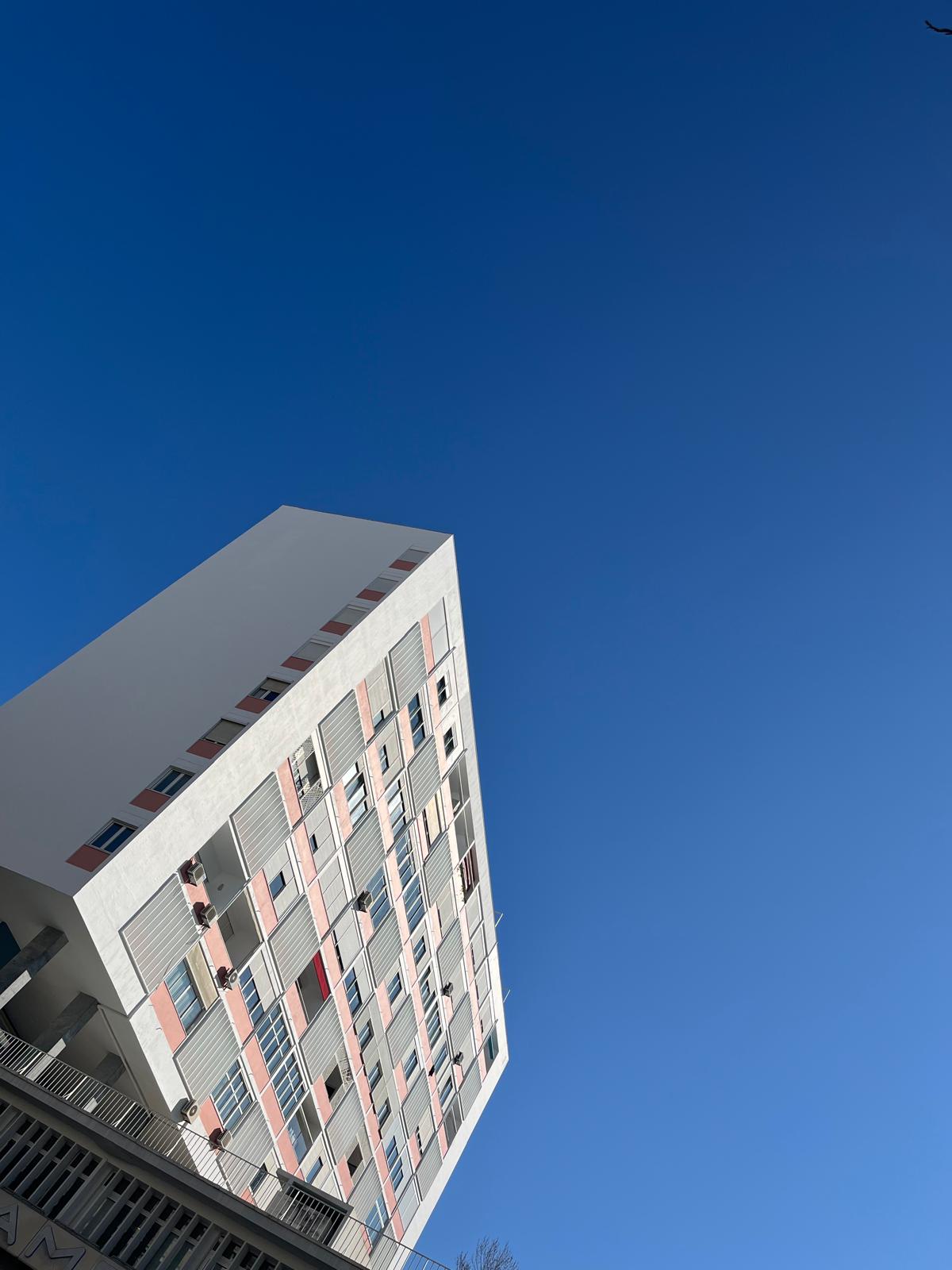 Edifício visto de baixo contra o céu azul